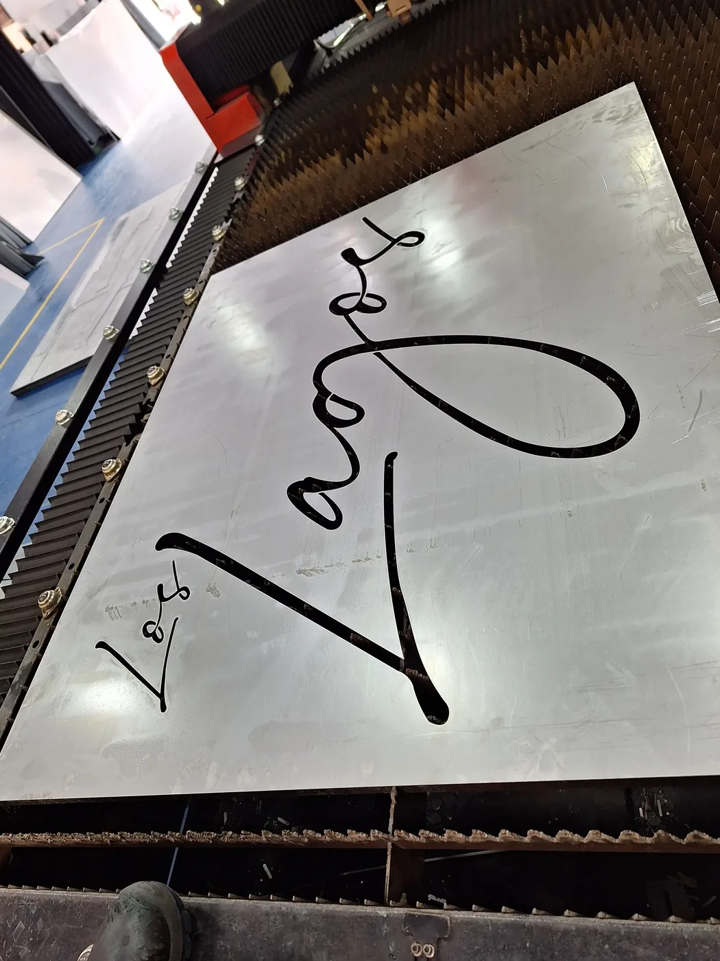 Firma personalizada cortada en lámina de acero