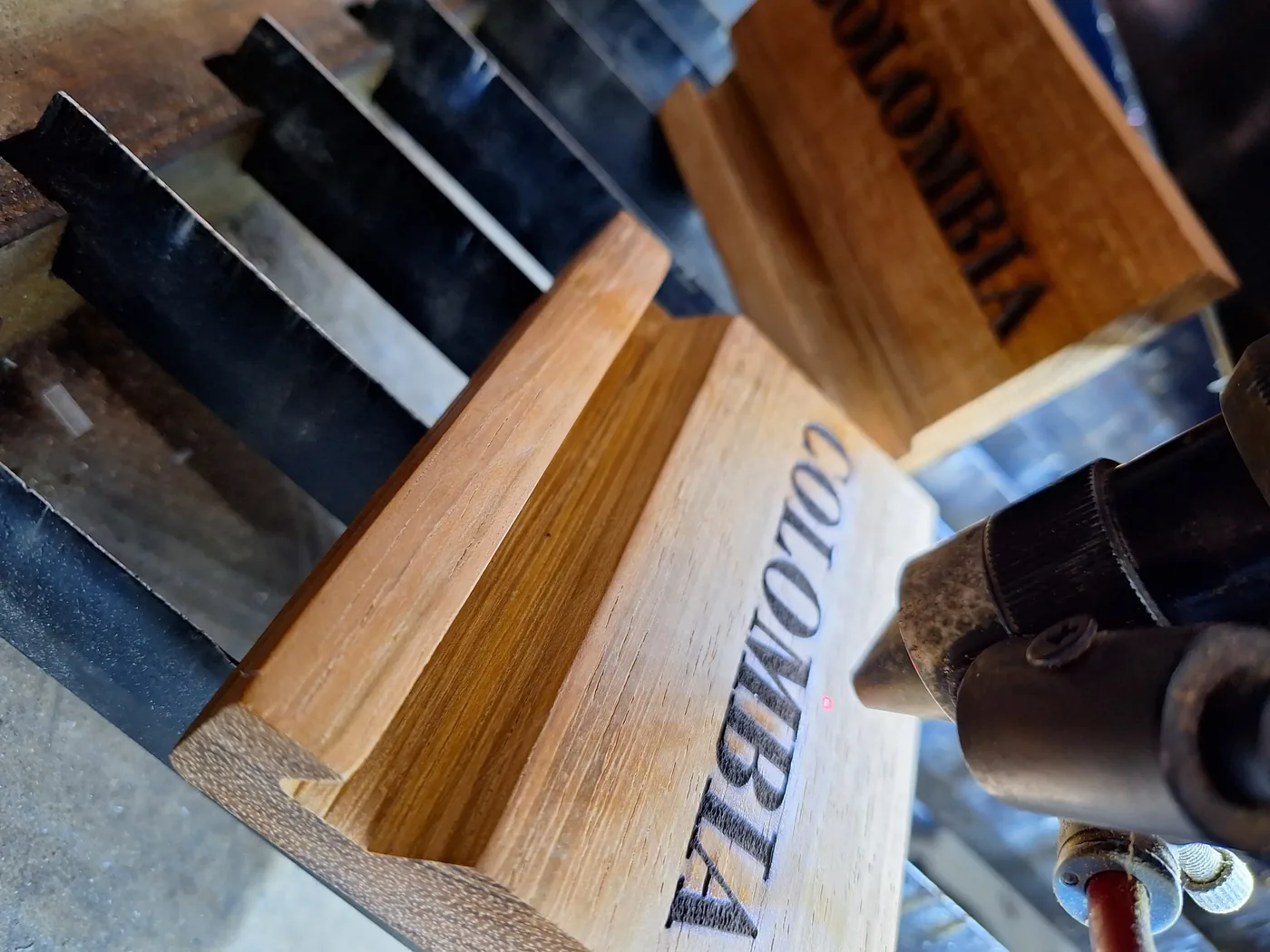 Bloques de madera grabados con la palabra Colombia