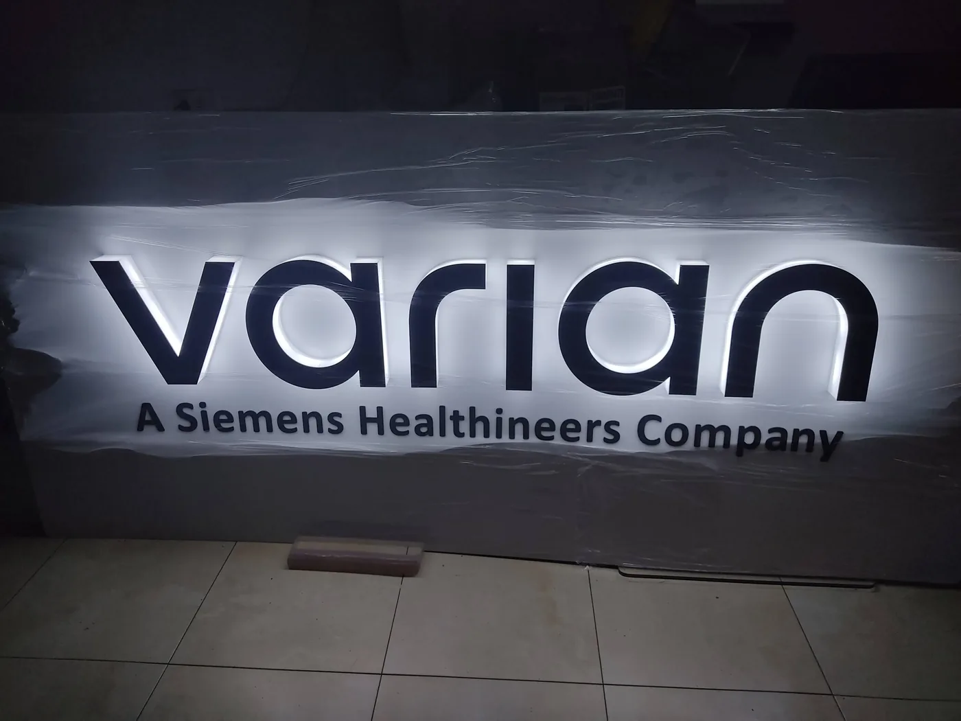 Aviso corporativo retroiluminado Varian