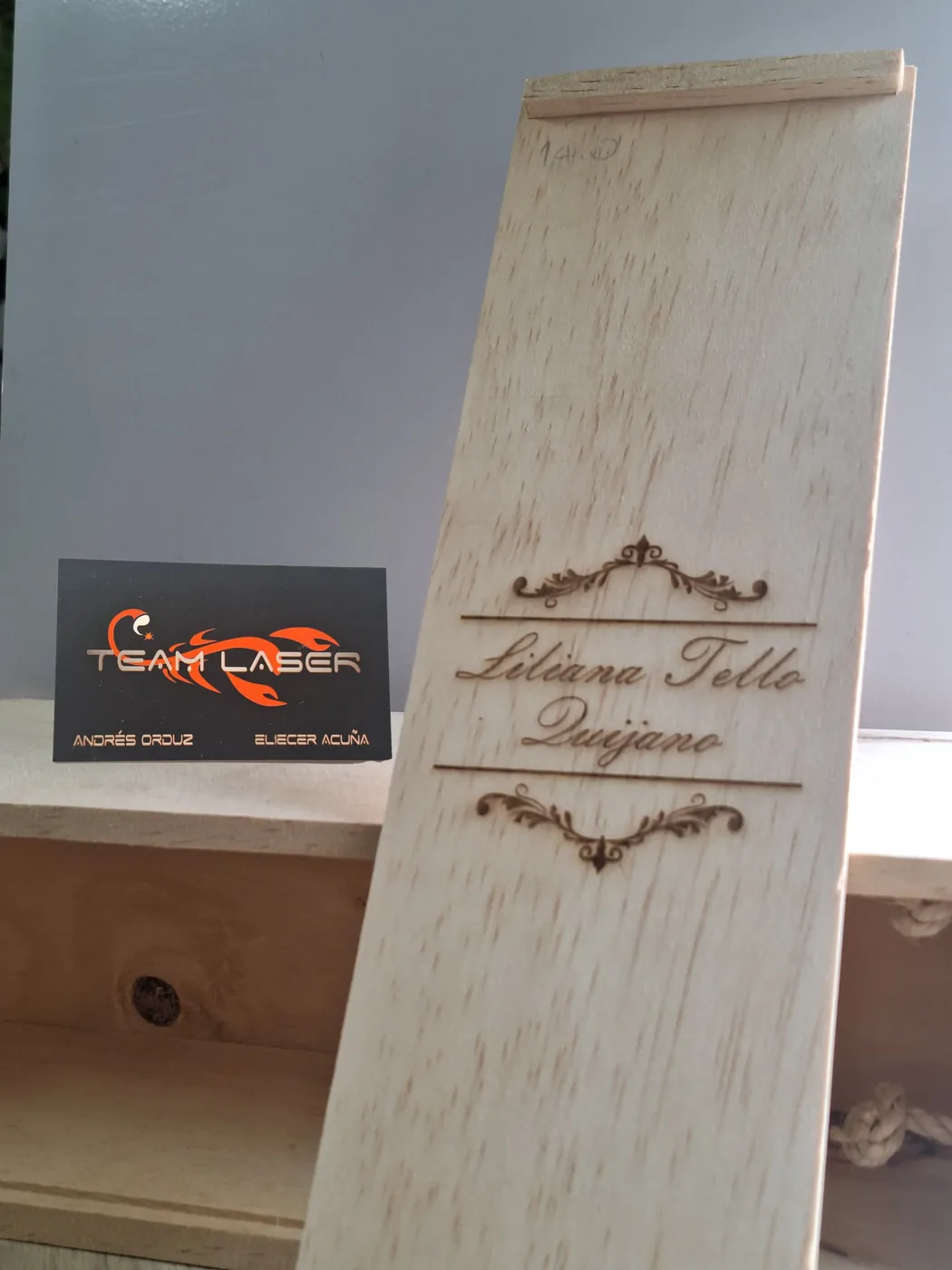 Placa conmemorativa grabada en madera con marco decorativo