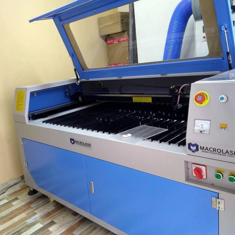 Máquina de corte y grabado láser CO2 utilizada en el taller de Team Laser